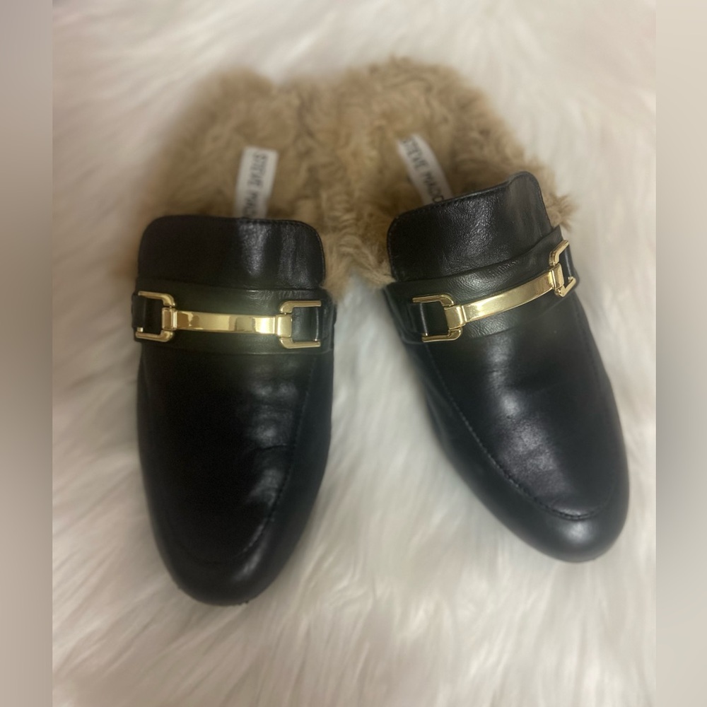 Steve Madden Sz 6M Black Leather Faux Fur Lining w/ Gold Accent Women’s Shoes